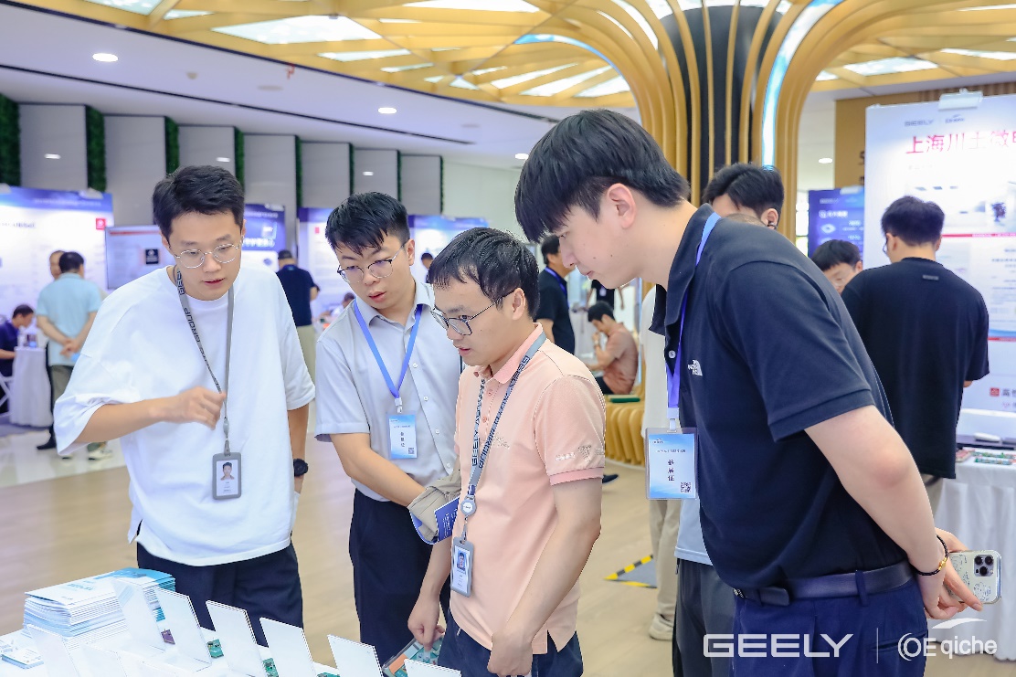 图片包括 人, 室内, 男子, 站AI 天生的内容可能不准确。！！